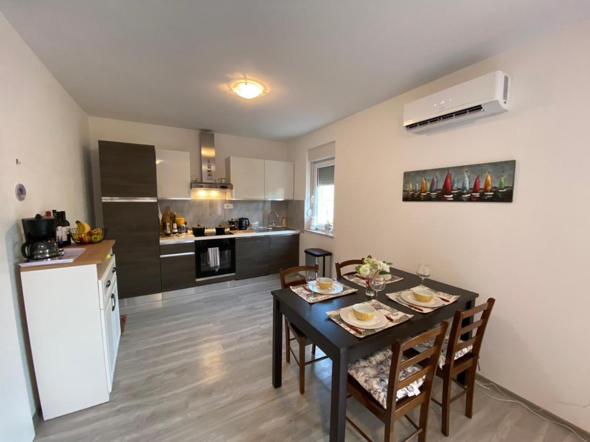 Spacious Apartment Close To The Sea In Split Area คาชเตลา ภายนอก รูปภาพ