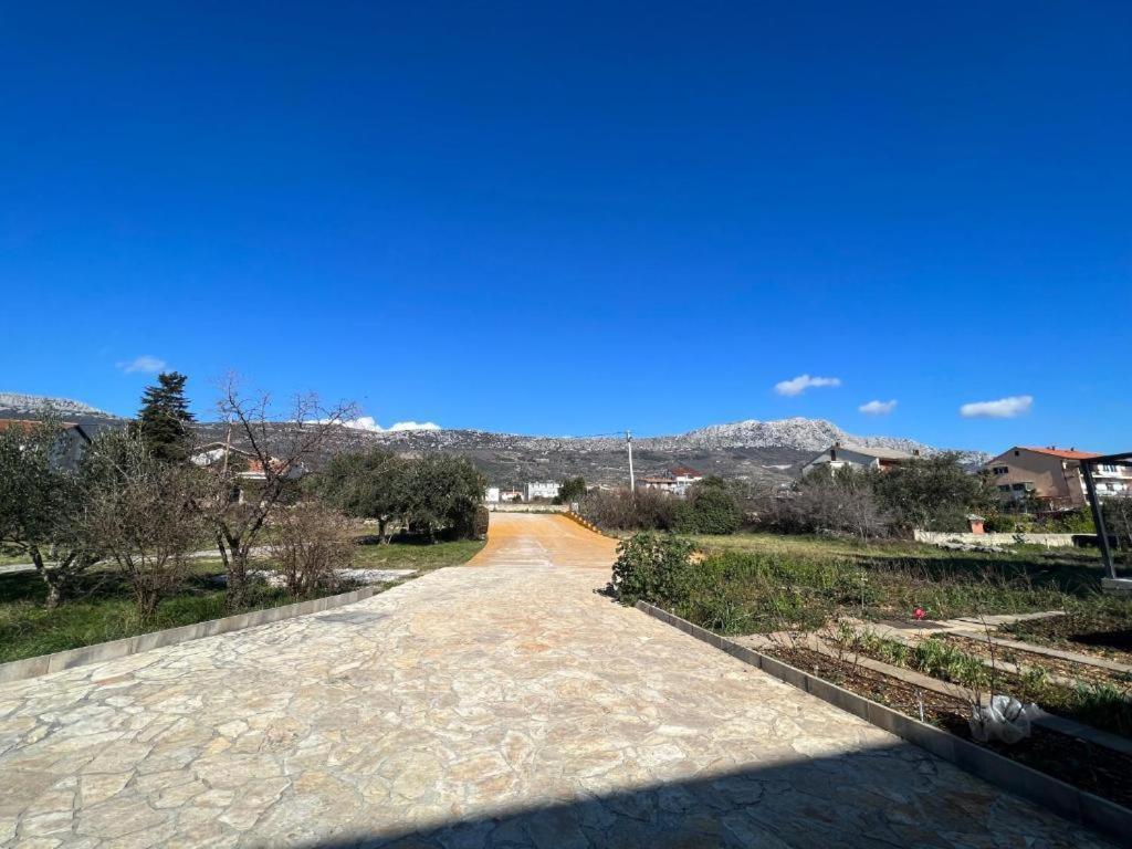 Spacious Apartment Close To The Sea In Split Area คาชเตลา ภายนอก รูปภาพ